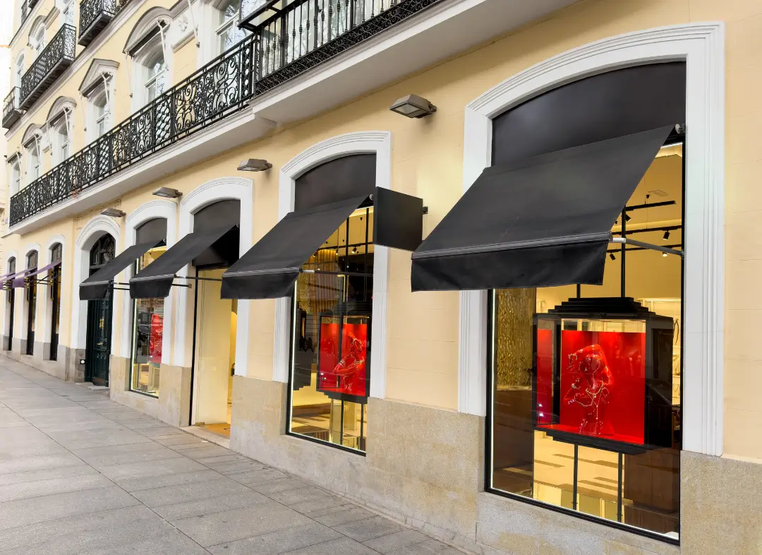 Façade vitrine de magasin en aluminium sur mesure à L'Union